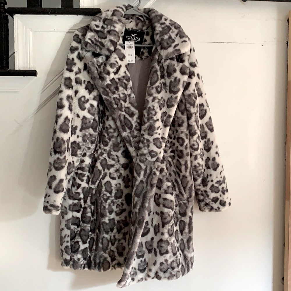 Very cute faux fur Hollister leopard coat. Size medium. Brand new with tags.